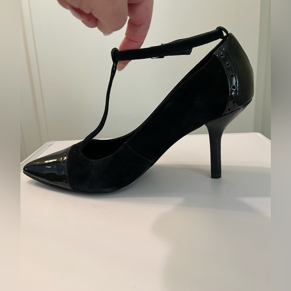 Tahari “Belinda” Black patent leather and suede t strap heels size 8